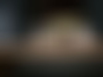 Digital clock showing 11:30, beside essential oil box, camera, and cotton swabs on wooden shelf. Text in Japanese, calm setting.