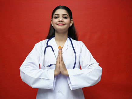 Une femme médecin en posture de méditation