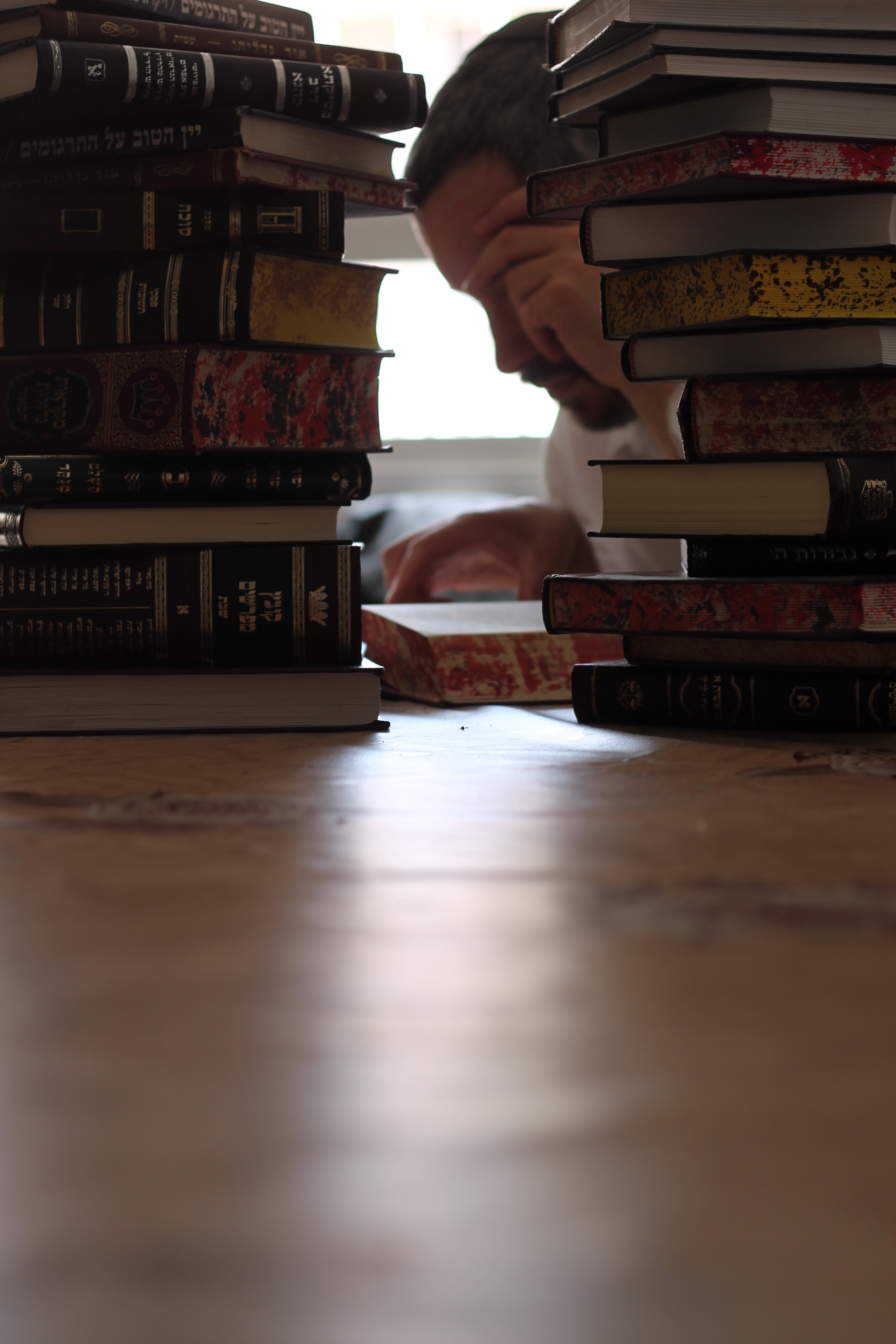 Étude du Talmud, piles de livres de Kodesh