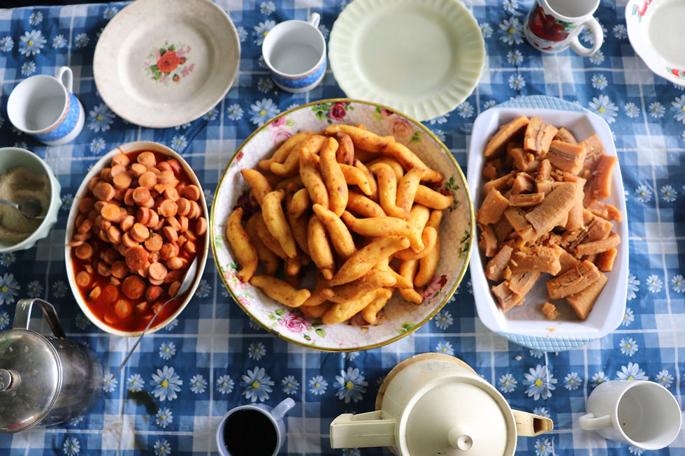 Saucisses, patates rôties et autres aliments transformés
