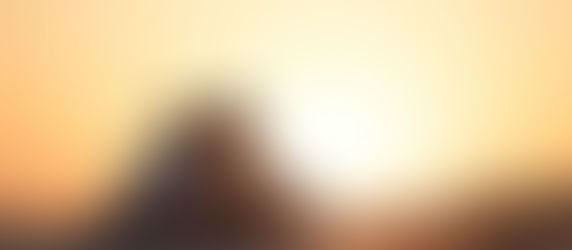 Casal conversando em um momento tranquilo, simbolizando diálogo e compartilhamento de emoções no relacionamento.