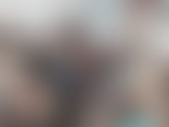 Rua antiga em declive, com casas coloniais coloridas e uma igreja ao fundo, representando o Brasil histórico do tempo da Independência