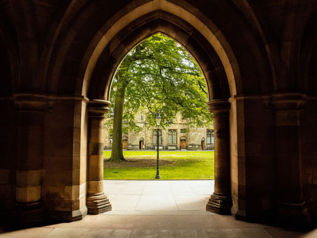 Forjando la Universidad Potenciada por IA: Liderazgo Estratégico para la Resiliencia y la Relevancia*