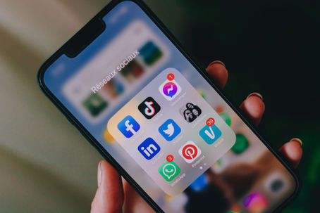 Smartphone met social media apps als symbool voor bewust telefoongebruik en minder scrollen.
