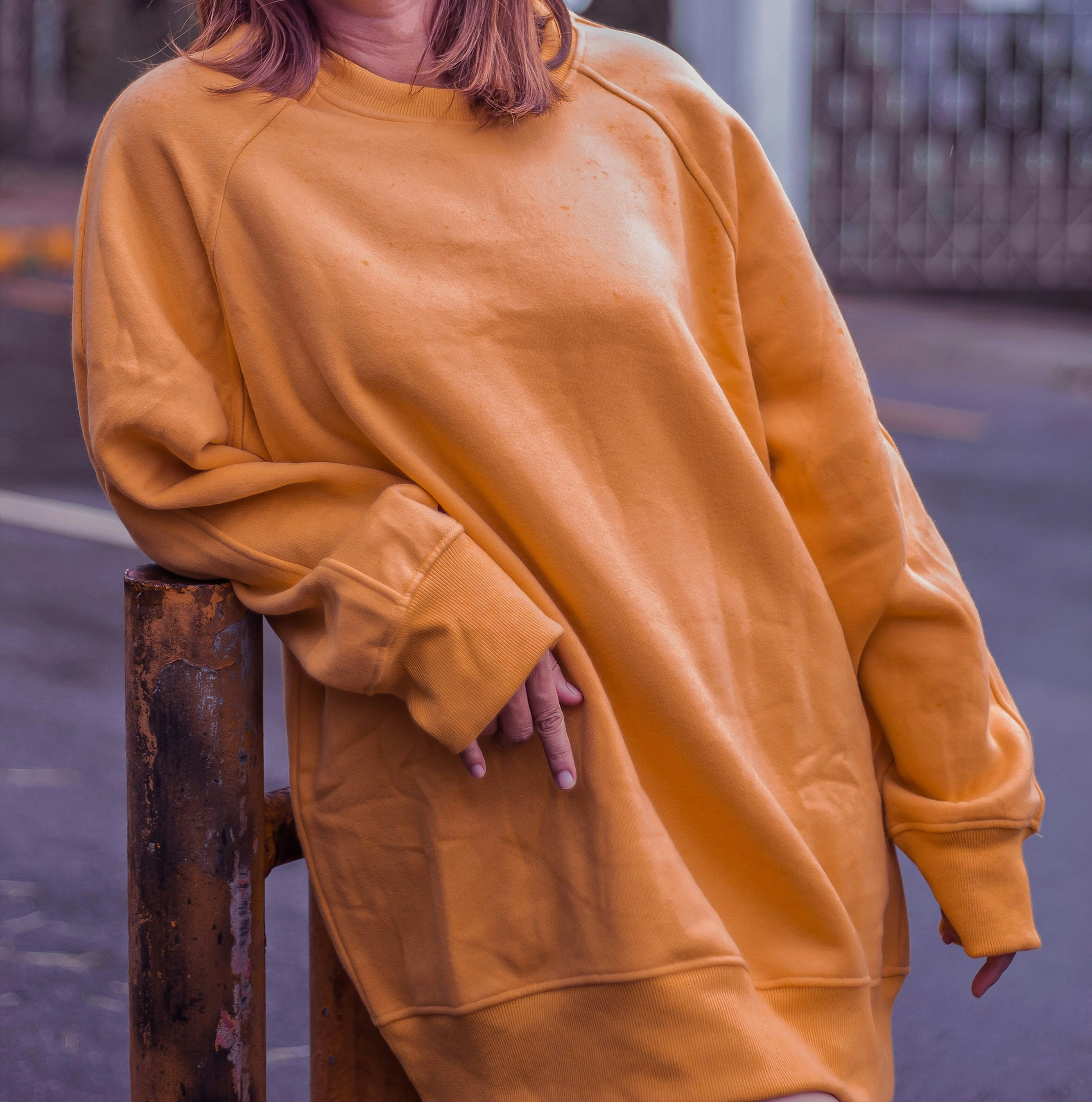 Stretched, oversized sweatshirt