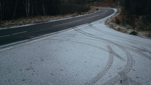 marca de derrapagem no asfalto