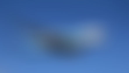 China Southern Boeing 787 mit spezieller Lackierung im Flug vor blauem Himmel – modernes Langstreckenflugzeug der chinesischen Fluggesellschaft.