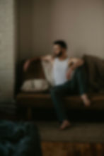 un homme confortablement assis dans un canapé avec un joli coussin.