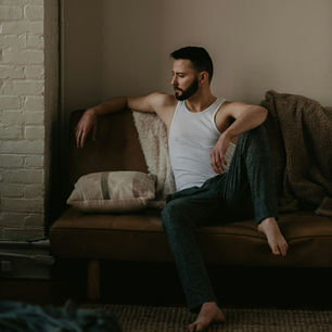 Déco homme : comment choisir le coussin parfait pour un salon masculin et chaleureux ?