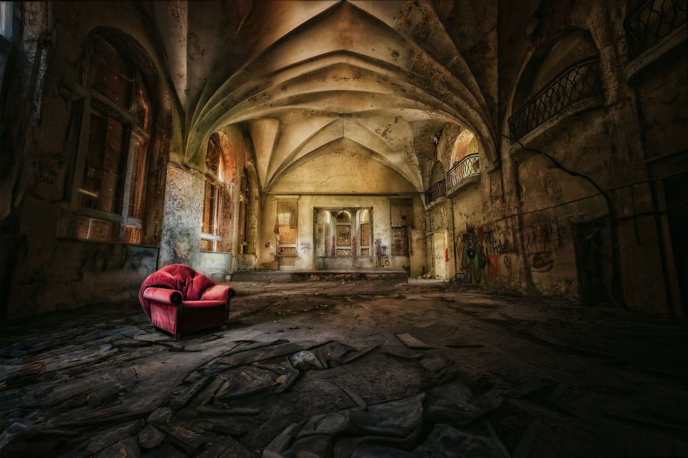 große Halle mit einem roten Sessel