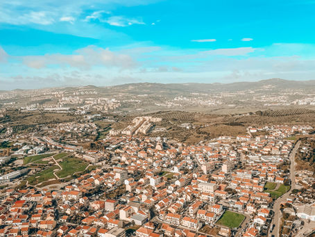 Vista aérea de aglomerado urbano em Portugal