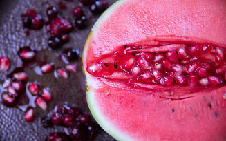 Wassermelone stellt mit Granatapfelkernen die Vulva und den Zervischleim dar