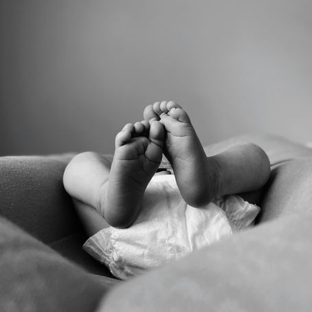 Een 'normale of rustige' bevalling kan veel impact hebben op je baby in de weken die volgen. Van stress tot voorkeurshouding.