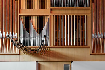 Pipe organ with metal pipes arranged in a wooden case