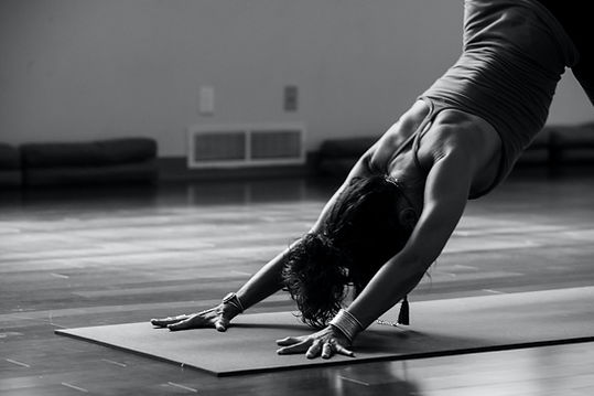 Veränderungen in der Schwangerschaft sind eine Herausforderung, die wir mit gezieltem Pre- und Postanatalem Yoga gewachsen sind!