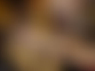 Elegant Christmas table in red and gold tones, with white pine accents and harmonious decorations, creating a warm and joyful atmosphere.