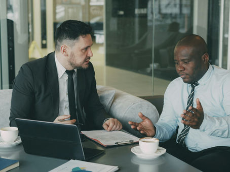 Dispute entre un employeur et un employé au bureau