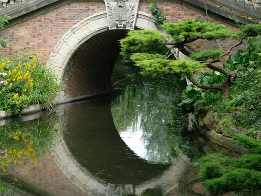 soft still light symbolizing pause and difficulty accessing past life regression