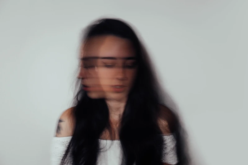 Mulher com ansiedade, confusa.