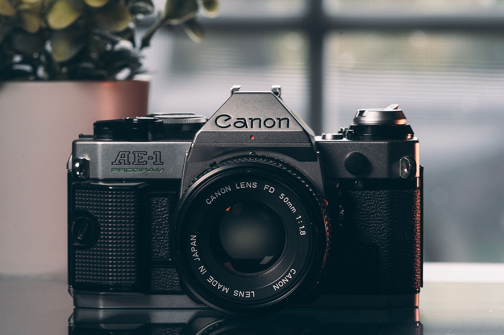 Canon AE-1 Program marka analog fotoğraf makinesi.