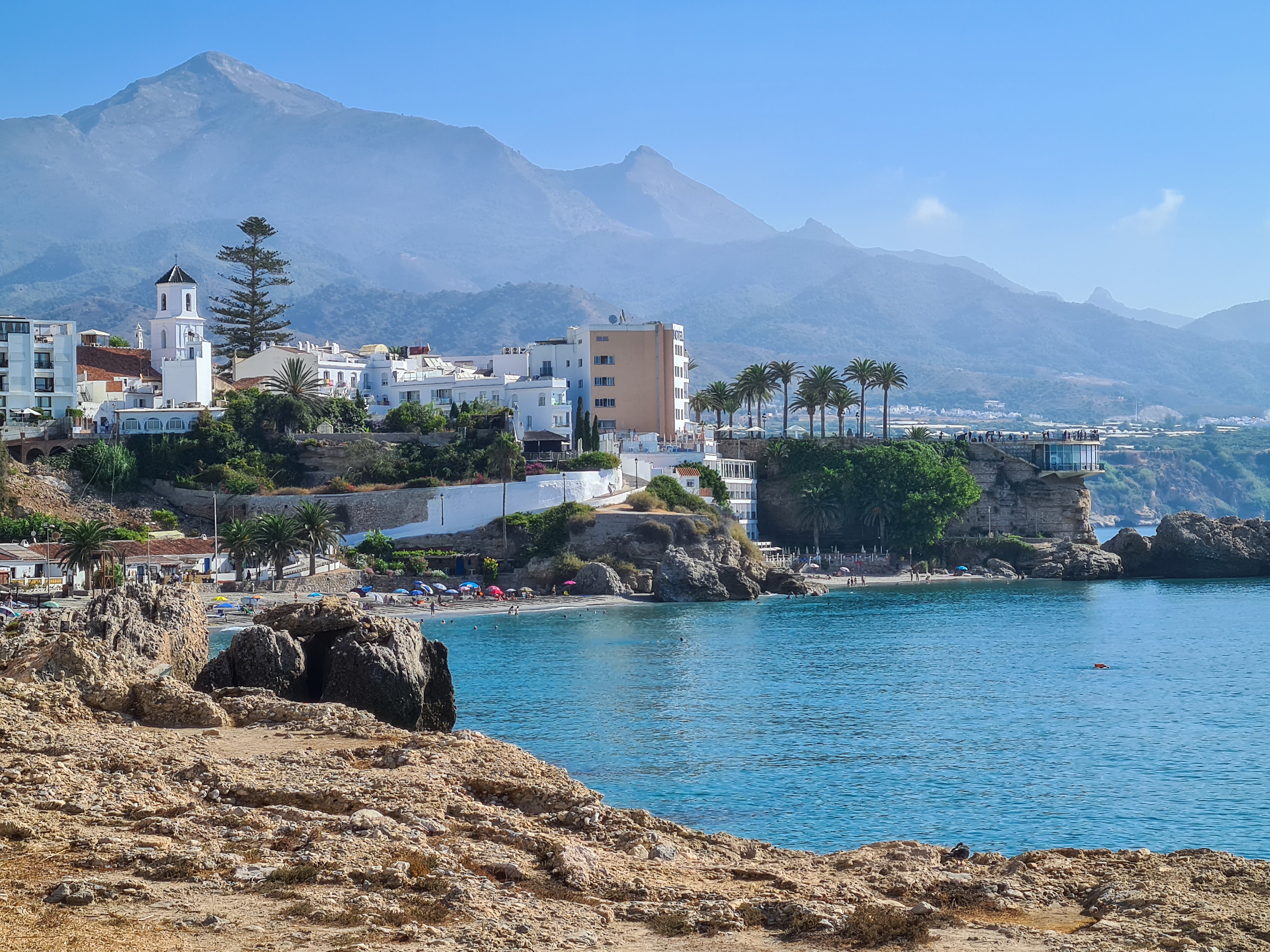 Torecillastranden i Nerja med Europabalkongen i bakgrunden