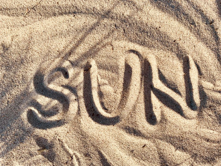 il est écrit SUN dans le sable