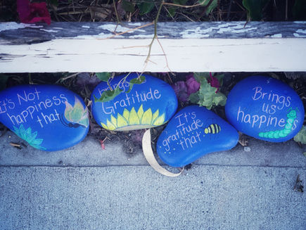Des galets peints en bleu sur la gratitude
