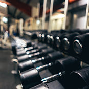 Set de gantere profesionale în sala de fitness MAX International.