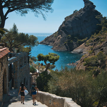 La Ciotat, avec ses magnifiques calanques et le parc du Mugel, offre un cadre naturel exceptionnel. Ce site, prisé pour ses paysages pittoresques, attire les amateurs de randonnée et de nature. Les calanques, avec leurs eaux turquoise et leurs falaises impressionnantes, constituent un véritable havre de paix, tandis que le parc du Mugel, avec sa flore variée, invite à la détente et à l'exploration. Ensemble, ces lieux font de La Ciotat une destination incontournable pour les amoureux de la nature