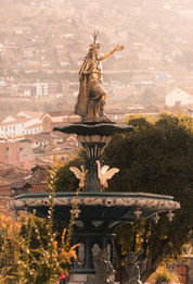 Photo de la statue d’or de l’Inca sur la Place d’Armes de Cusco, montrant le souverain inca en tenue traditionnelle, tenant un sceptre, symbole de l’héritage impérial du Pérou.