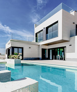 Ein modernes Haus mit Pool und sehr offener Architektur, Einsatz von Wasserstoff in Haushalten und im Gewerbe, Aufbau einer Wasserstoffwirtschaft, effiziente Wasserstoffstrategie, Image by Ralph (Ravi) Kayden