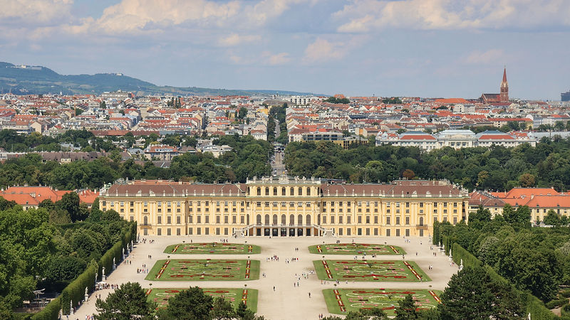 Schloss Schönbrunn von der Gloriette fotographiert, Image by Martin Zenker