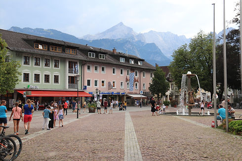 Deze prachtige foto toont de levendige en gezellige winkelstraat van Garmisch Partenkirchen, een van de meest populaire bestemmingen in de Beierse Alpen. De straat is gevuld met kleurrijke winkels, boetieks, restaurants en cafés, waar je kunt genieten van lokale specialiteiten en een gezellige sfeer. Hier vind je alles wat je nodig hebt voor een geweldige wintersportvakantie, zoals skikleding, accessoires, souvenirs en nog veel meer. De winkelstraat is ook een populaire ontmoetingsplaats voor toeristen en locals, waar je de Beierse cultuur en gastvrijheid kunt ervaren. Plan je volgende wintersportvakantie naar Garmisch Partenkirchen en geniet van de unieke sfeer van deze prachtige stad!