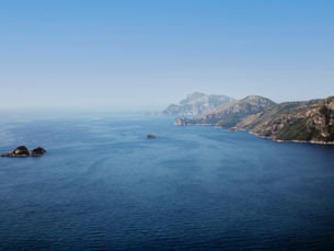 Praiano zeezicht, blauwe waters, blauwe zee