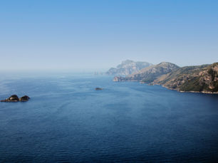 Praiano zeezicht, blauwe waters, blauwe zee