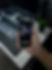 Un smartphone dans les mains d'un client Mastertech Yverdon