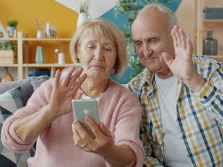 הלב שנודד: להיות סבא וסבתא (או הורים) ב"רילוקיישן רגשי"