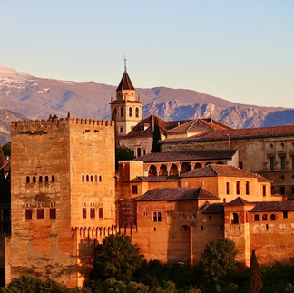 Het Alhambra in Granada, UNESCO-werelderfgoed in Spanje, met Moorse paleizen en de Sierra Nevada op 