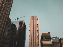 집합건물 관리단이 관리인 선임 후 관리업무를 개시했을 때, 분양자로부터 관리권한을 위탁받은 관리업체의 관리권한은?