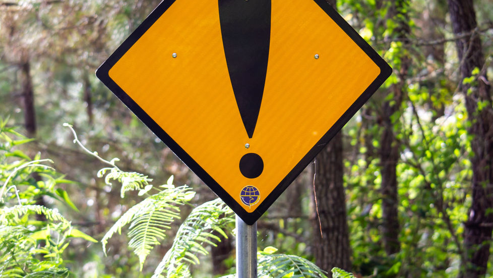 Point d'exclamation : signal de danger au bord d'une route