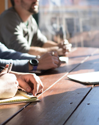 Corporate Podcast Coaching mit Notizblock am Tisch