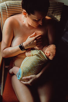 bébé allaité maman fatiguée