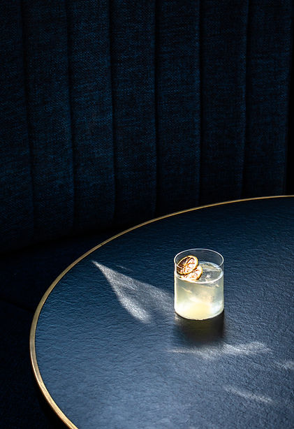 Cocktail geserveerd tijdens een privé-evenement van The Inner Circle op blauwe achtergrond
