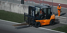 Homens manobrando uma empilhadeira