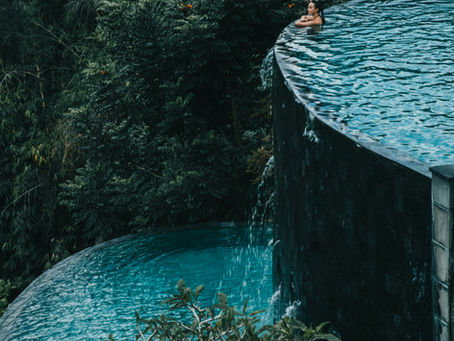 Piscine naturelle avec de la végétation et une femme qui regarde au loin