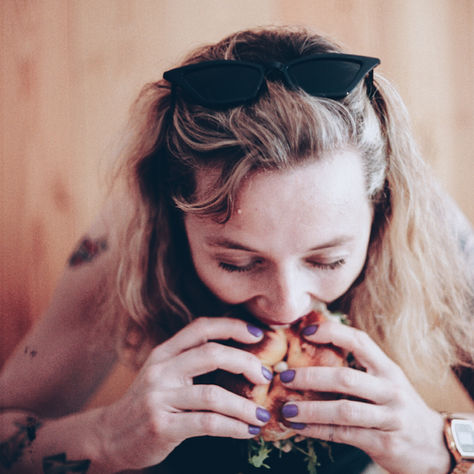 Femme qui mange un hamburger
