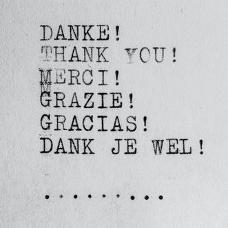 une page tapée à la machine à écrire qui dit "Merci" dans plusieurs langues européennes