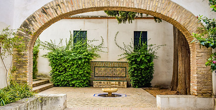 mediterranean patio with brick arch