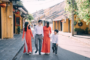 Những người phụ nữ đi trên cồn cát ở Mũi Né, Việt Nam