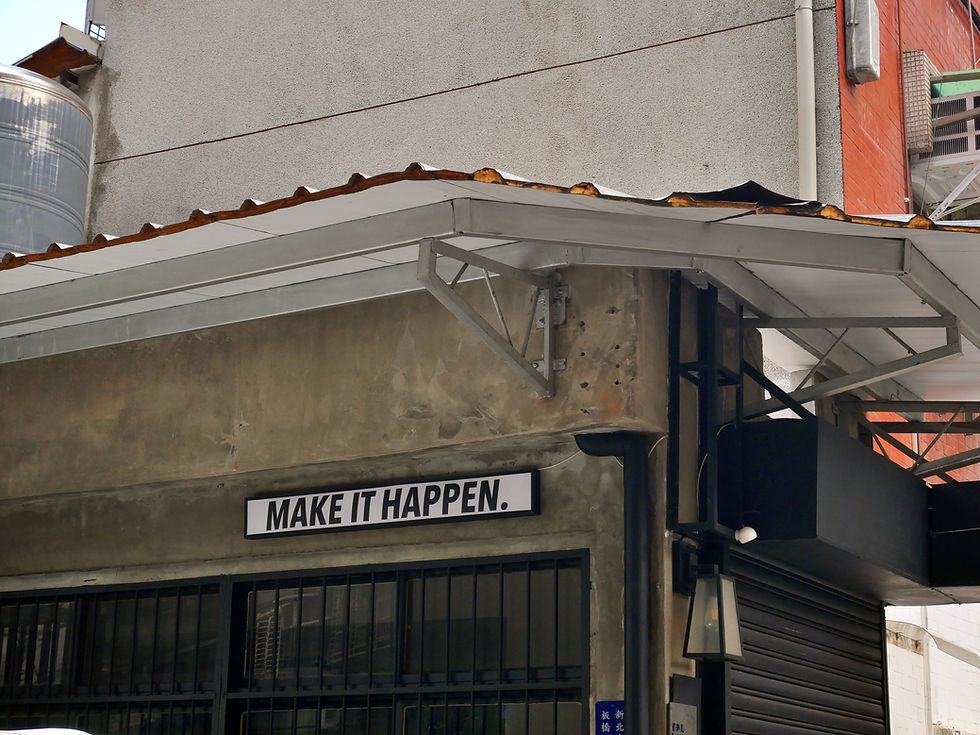 Haus mit Vordach und einem Schild mit der Aufschrift Make it happen